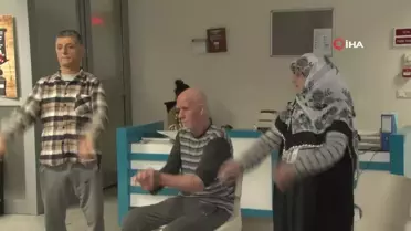 Fizik tedavi hastaları hastane koridorunda 'Tai chi' yaptı