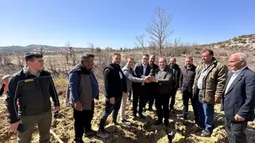 Görme engelliler, Gülnar'da 100 biberiye fidanını toprakla buluşturdu
