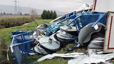 Bariyerlere Çarpan Tırın Sürücüsü Yaralandı