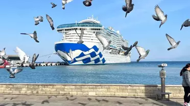 Dünyanın en büyük yolcu gemisi Kuşadası'na geldi