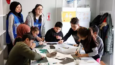 Depremzede üniversite öğrencisi, çocuklarla rehabilite oluyor