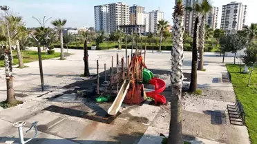Tarsus'ta Belediyeye Ait Parkta Oyun Grubu Yakıldı