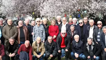 İzmit Belediye Başkanı Fatma Kaplan Hürriyet, '68 Kuşağı Genç Karma Futbolcuları' ile bir araya geldi