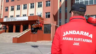 Hakkari Mehmet Akif Ersoy Mesleki ve Teknik Anadolu Lisesi'nde gerçekçi deprem ve yangın tatbikatı düzenlendi