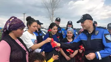 Adana'da Toplum Destekli Polislik Şube Müdürlüğü, Kadınlara 8 Mart'ta Karanfil Dağıttı