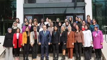 Artvin Valisi Cengiz Ünsal, Kadın Personeli Ziyaret Ederek Karanfil Hediye Etti