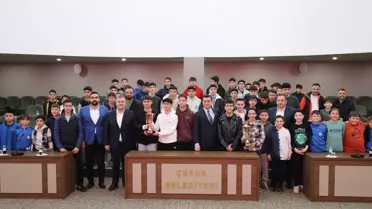 Çubuk Belediye Başkanı Baki Demirbaş, Gazze'ye Yardım İçin Hayır Çarşısını Ziyaret Etti