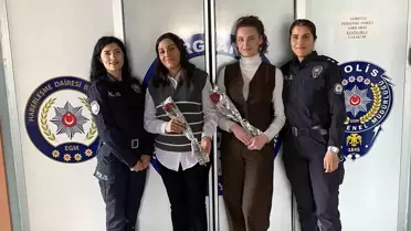 Diyarbakır'da Kadın Polislere 8 Mart'ta Karanfil Verildi