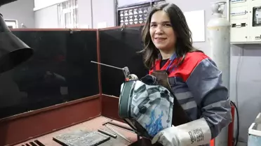 Altınova'da Kadınlar Son Teknoloji Gemileri Dünyaya Gönderiyor