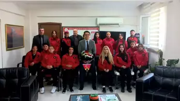 Mersin Galataspor Kadın Futbol Takımı, Gençlik ve Spor İl Müdürü'nü ziyaret etti