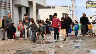 Adana'da çocukların ve hastaların yoğun yaşadığı bölgede asfalt yolu ve altyapısı olmayan mahalleli yetkililere tepki gösterdi