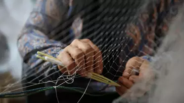 Hatay'da Kadınlar Balık Ağı Örerek Kazanç Elde Ediyor