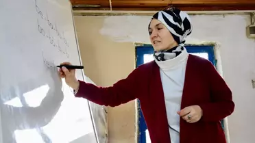 Köydeki Kadınlara Okuma Yazma Kursu Veren Öğretmen