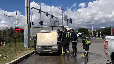 Aydın'ın Nazilli ilçesinde seyir halindeki otomobil yanarak kullanılamaz hale geldi
