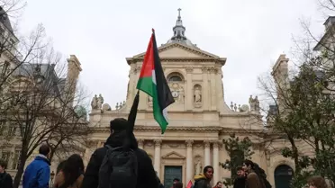 Paris'te Filistin Destekçisi Öğrenciler Gösteri Yaptı