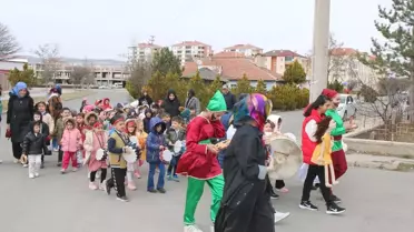 Sivas'ın Şarkışla ilçesinde anaokulu öğrencileri ramazan davulu çalarak etkinlik yaptı