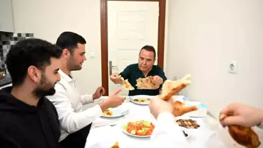 Antalya Büyükşehir Belediye Başkanı Böcek, öğrencilerle sahur yaptı