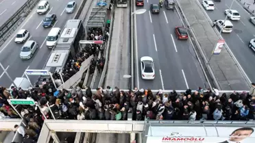 İstanbul'da Metrobüs Üst Geçidinde Yoğunluk