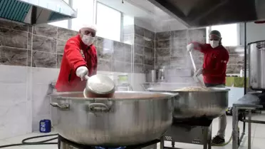 Türk Kızılayı, Bingöl'de ihtiyaç sahiplerine sıcak yemek dağıtıyor
