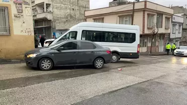 Gaziantep'te işçi servisi ve otomobilin karıştığı kazada 3 kişi yaralandı