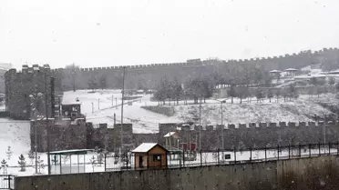 Kars'ta etkili olan kar ve sis ulaşımda aksamalara neden oldu
