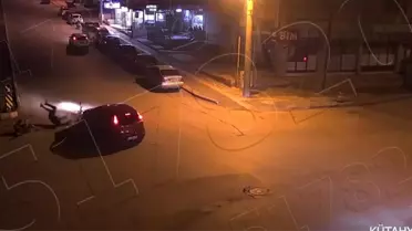 Kütahya'da 3 kişinin yaralandığı trafik kazaları güvenlik kameralarına yansıdı