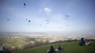 Sakarya'da Yamaç Paraşütü Tutkunları Sezonu Açtı