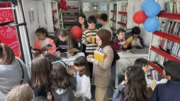 Gezici Kütüphane Balıkesir'de Öğrencilerle Buluştu