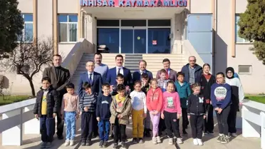 İnhisar Kaymakamı öğrencilere masa ve sandalye yardımında bulundu