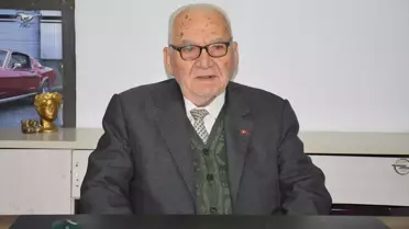 Manisa'nın Turgutlu ilçesinde 56 yıldır muhtarlık yapan 89 yaşındaki Yılmaz Yener'in görevine torunu talip oldu