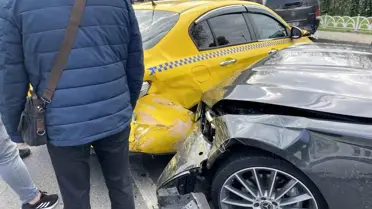 Bakırköy'de süratli araç ışıklarda duranlara çarptı, 6 araç hasar gördü