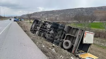 Amasya'nın Merzifon ilçesinde kamyon devrildi, 3 kişi yaralandı
