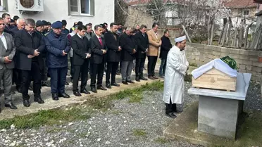 Tekirdağ'da tır ile minibüsün çarpıştığı kazada hayatını kaybeden 5 kişiden 4'ü memleketi Kırklareli'nde toprağa verildi