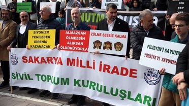 Sakarya'da Hekimler ve Sağlık Çalışanları İsrail'in Gazze Saldırılarını Protesto Etti