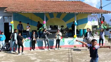 Muğla Köyceğiz Ortaokulu Öğrencileri Okul Bahçesini Keçiboynuzu Ormanına Dönüştürdü