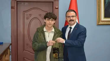 Şemdinli Kaymakamı Öğrencileri Ödüllendirdi
