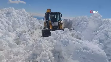 Süphan Dağı eteklerinde zorlu yol açma çalışması