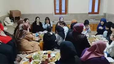 Kur'an kursu öğreticileri öğrencilere iftar programı düzenledi