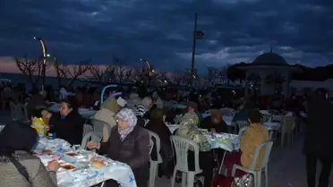 Lapseki Belediyesi İskele Şehitler Camii'nde İftar Sofraları Kurdu
