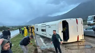 Mersin'de Akkuyu Nükleer Güç Santrali'ndeki işçileri taşıyan servis otobüsü devrildi: 23 yaralı