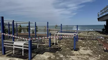 Rize'de Dalgaların Taşıdığı Taşlar Sahil Parklarına Zarar Verdi