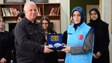 Türkiye Diyanet Vakfı ve İstanbul Müftülüğü, Kütüphane Haftası'nda bir okula kitap hediye etti