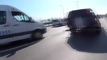 Avcılar E-5'te Kaza: Direksiyon Hakimiyetini Kaybeden Sürücü Başka Araça Çarptı