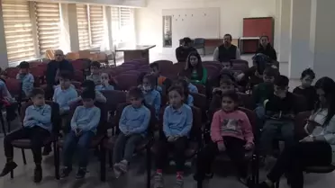 Kastamonu Hanönü'nde Orman İşletme Müdürlüğü öğrencilere fidan dağıttı
