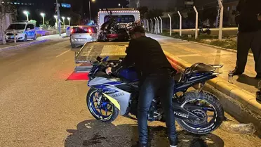 İskenderun'da hafif ticari araçla motosiklet çarpışması: 2 yaralı