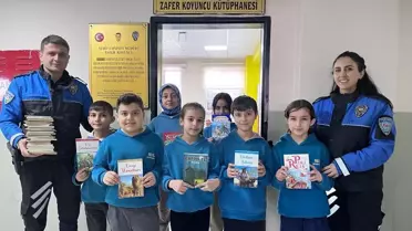 Hakkari'de polis ekipleri okula kitap desteği sağladı