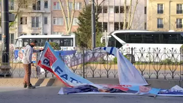 Seçim Propagandası İçin Kullanılan Pankart ve Flamalar Toplanıyor