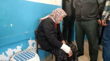 Bartın'da 100 yaşındaki Fadime Yılmaz, oy kullanmaya oğlunun sırtında gitti