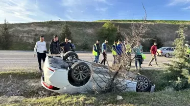 Adıyaman'ın Kahta ilçesinde otomobil şarampole devrildi: 3 yaralı