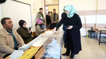 Gaziantep Valisi Kemal Çeber, mahalli idareler seçimleri için oyunu kullandı